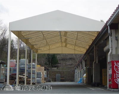 白の上屋テントを荷捌き場に施工（荷捌きテント）