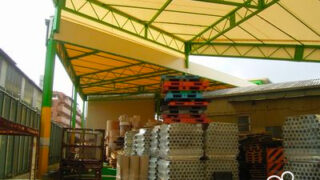 荷捌きテントを変形地に施工｜作業場・一時置き場の日よけ・雨よけ