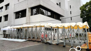 ジャバラ式キャスターテントを製作｜雨天時の屋外通路の雨よけ屋根｜東京都港区