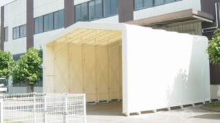 伸縮式テント（ジャバラテント・キャスター式）を搬入口に施工｜雨よけ｜通路テント屋根
