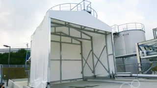 伸縮式テント倉庫（ジャバラテント・レール式）を産業施設屋外に施工
