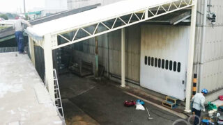 片流れ上屋テントを通路・荷捌き場へ施工｜愛知県