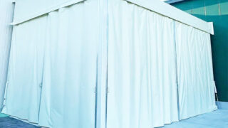 荷捌き用開閉式テント+芯材カーテンを工場搬出入口に施工｜工場間の雨よけ・雨養生｜愛知県小牧市