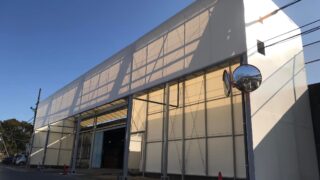 開閉式テントを工場入口に施工
