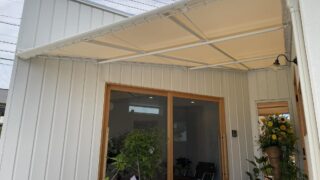 テント屋根をカフェの入口に設置