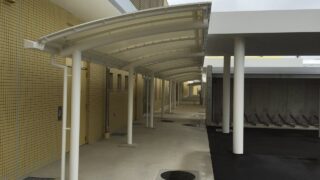 通路テントを教育施設に施工