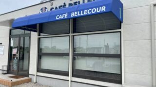 庇テントを店舗入口に施工
