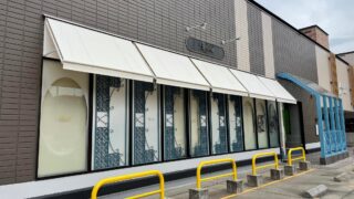 庇テントを商業施設に施工