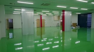 間仕切りビニールカーテンを倉庫内に施工