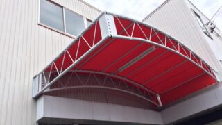 庇テントを工場入口に施工
