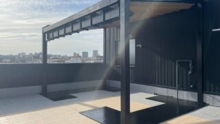 レール式開閉テントを屋上バルコニーに施工