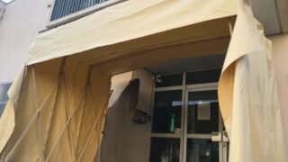 ジャバラテントを施設入口に施工