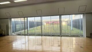 防風用の間仕切りカーテンを大学構内に施工