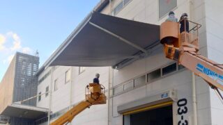 自動開閉式オーニングテントを工場に施工