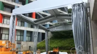 キャスター付き開閉式テント屋根を大学構内に施工