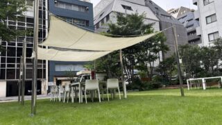 タープテントを商業施設の屋外スペースに設置
