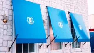 パネルタイプの庇テントを商業施設の小窓に施工