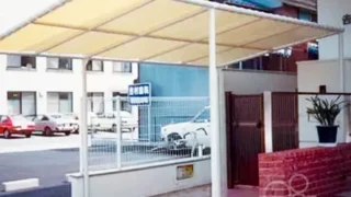 駐車場屋根テントを戸建住宅の玄関前・駐車スペースに施工