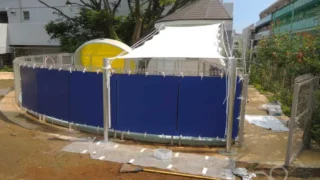 保育園砂場エリアにシェード+間仕切りを施工