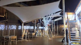 フードコートのテラス席へ着脱式タープを施工