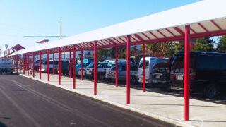 アミューズメント施設の大型駐車場に通路テント屋根を施工