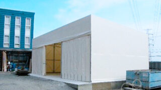 【物流・資材保管】低コスト&短工期を実現。開口部を広く確保したテント倉庫の新設事例